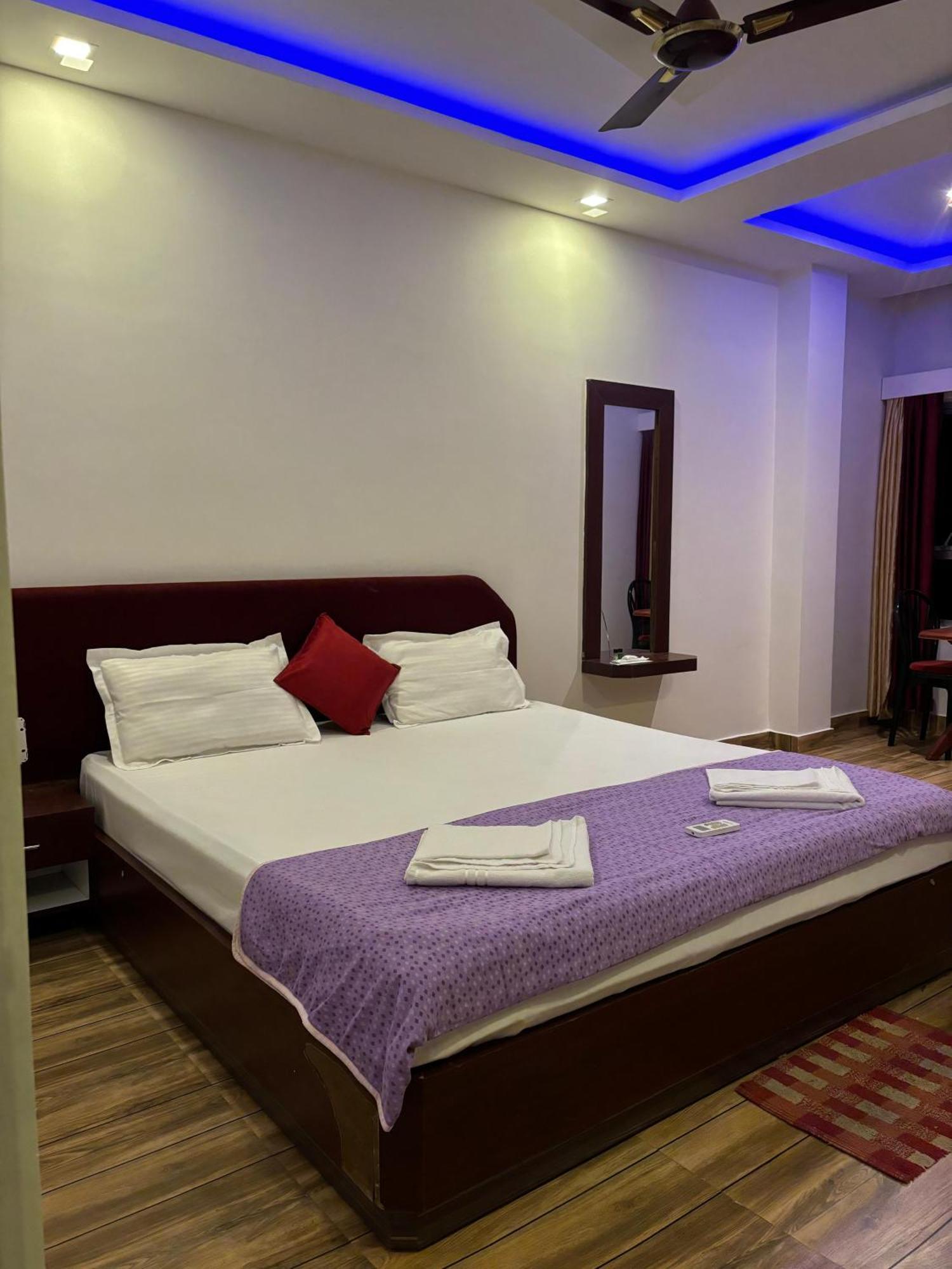 The Tamarind Tree Hotel & Restaurant Shadipur Екстериор снимка